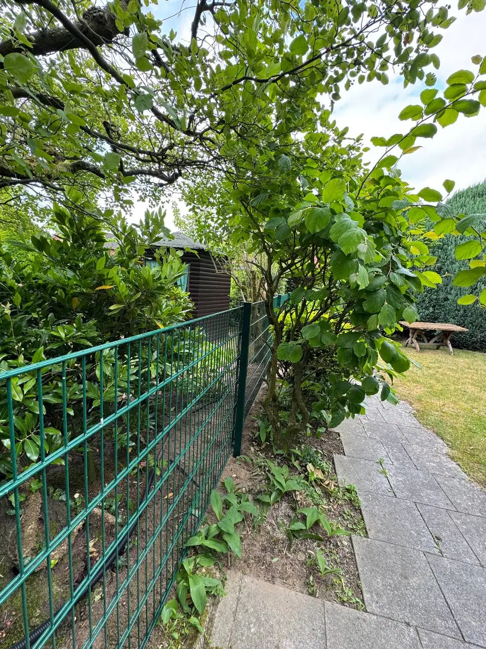 Gabionenzaun Mit Steinen Gefüllt